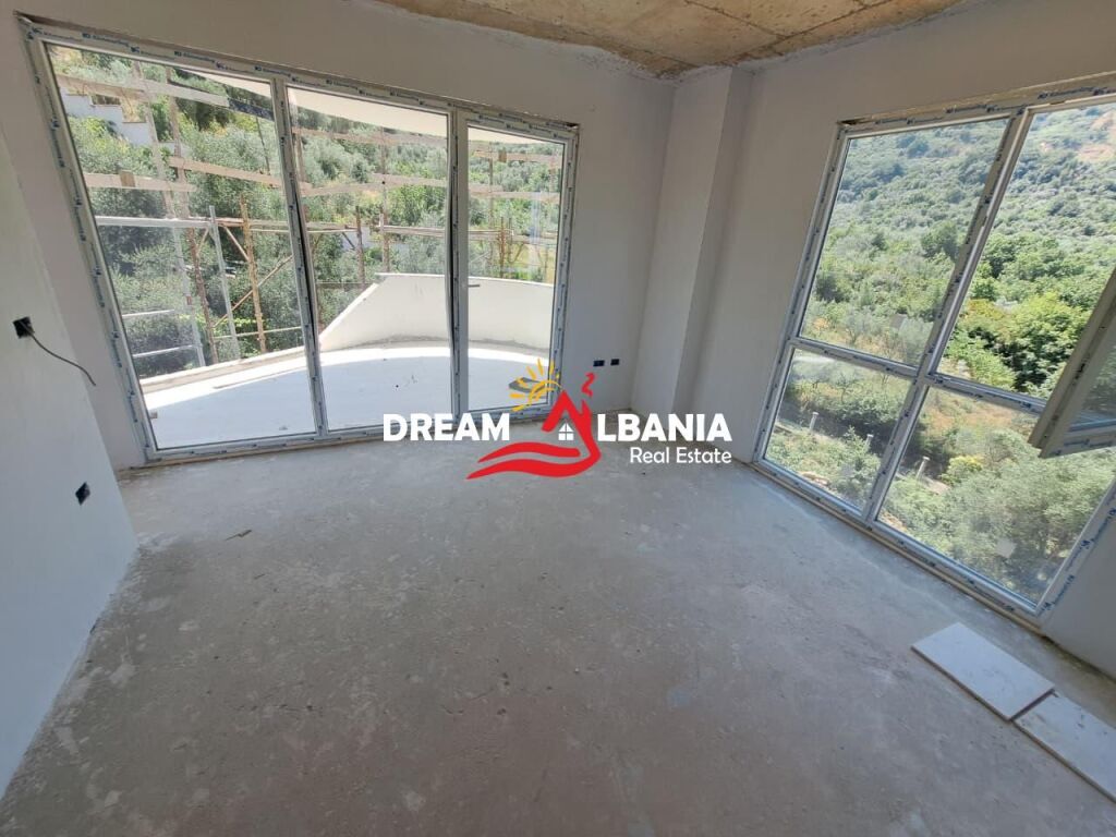 Appartamento duplex 3+1 in vendita presso il lago prosciugato vicino all’Hotel Radisson a Tirana (ID 5131001)