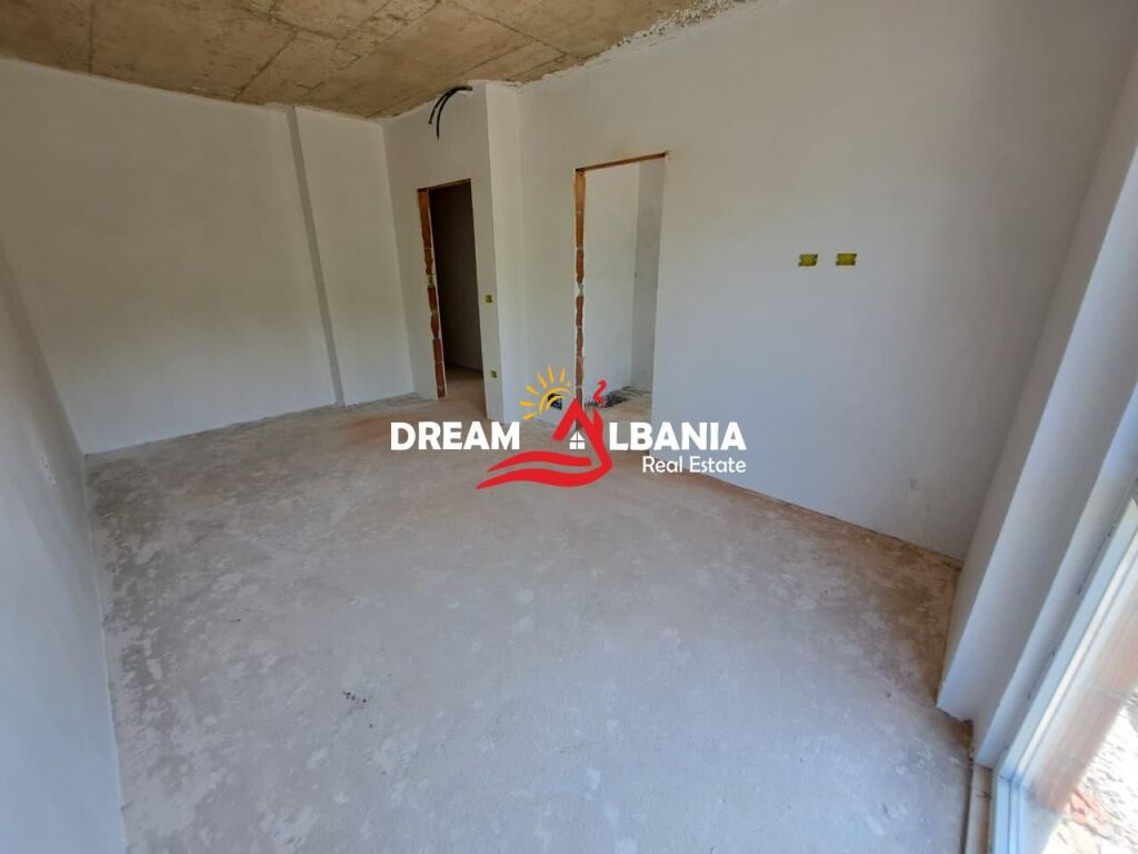 Appartamento duplex 3+1 in vendita presso il lago prosciugato vicino all’Hotel Radisson a Tirana (ID 5131001)