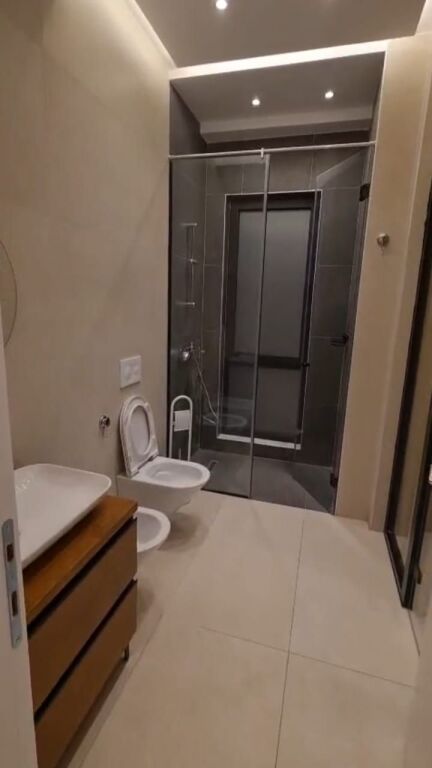 Shitet, Apartament 1+1, Shkolla e Kuqe, Tirane.