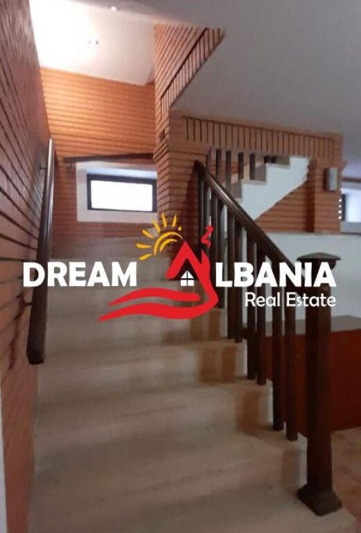 3-story villa for sale in Komuna e Parisit near Dinamo Complex (ID 4151127)