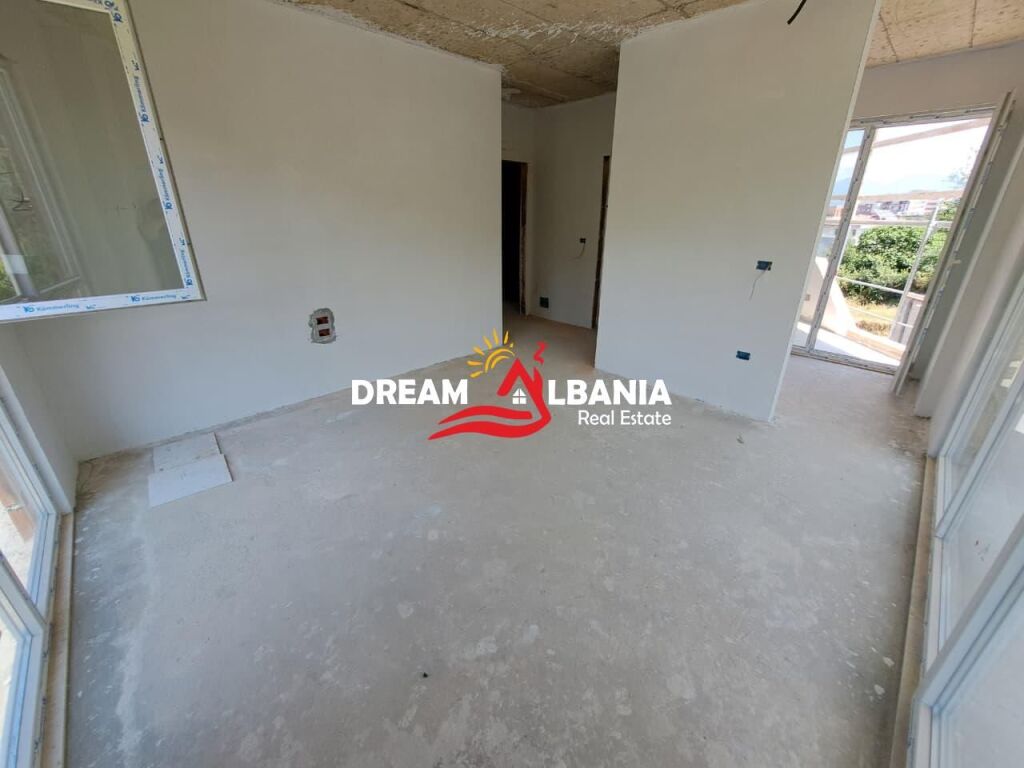 Appartamento duplex 3+1 in vendita presso il lago prosciugato vicino all’Hotel Radisson a Tirana (ID 5131001)
