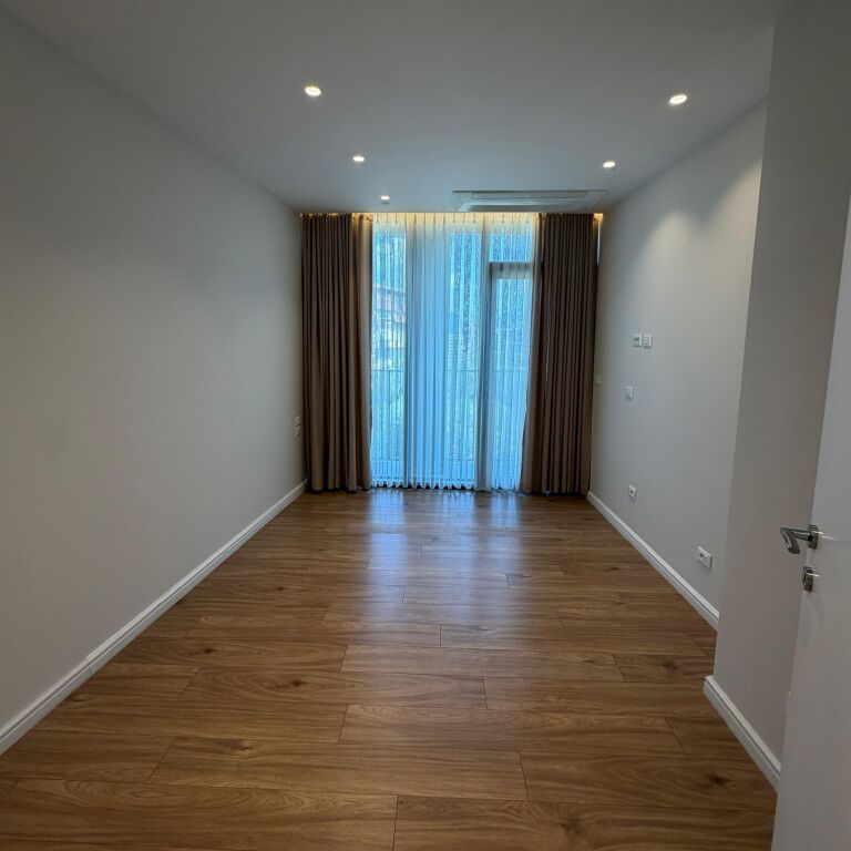 🏢✨ LOCALE UFFICIO IN AFFITTO – 3 AMBIENTI + POSTO AUTO | VISTA LAGO ✨🏢