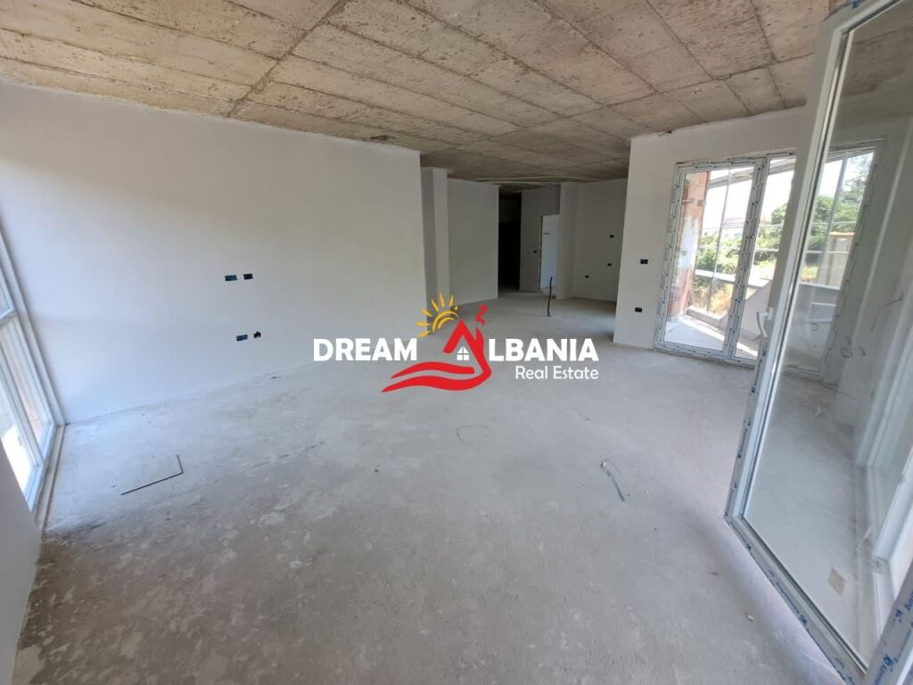 Appartamento duplex 3+1 in vendita presso il lago prosciugato vicino all’Hotel Radisson a Tirana (ID 5131001)