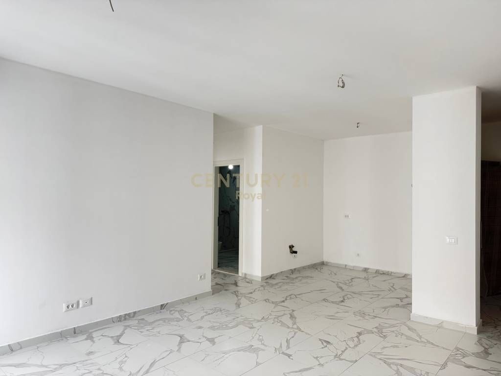 Locale in affitto vicino a Porcelan 2
