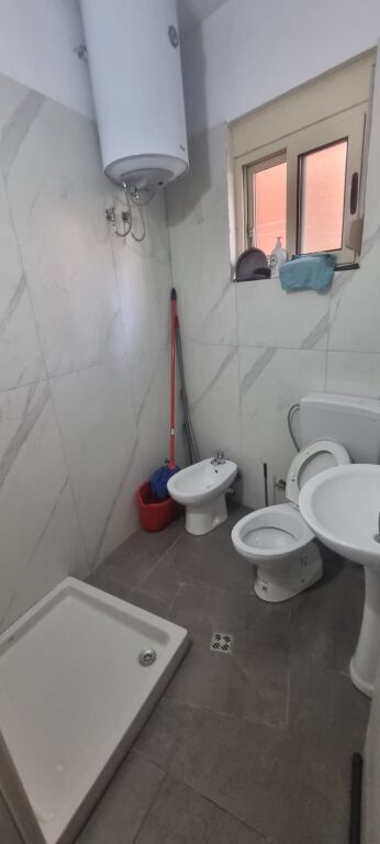 Jepet me qera apartament 2+1 pranë rrethrrotullimit të Selitës.