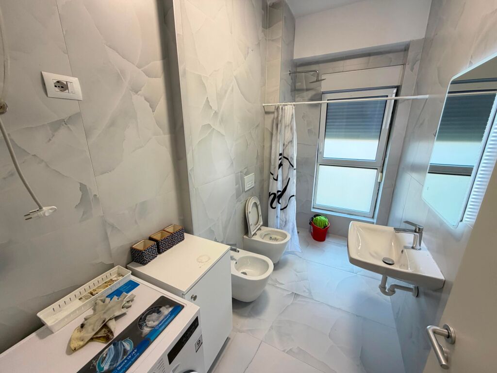 Jepet me qera apartament 1+1  📍 Adresa: Ali Demi, Kompleksi Kaimi 💰 Çmimi: 40,000 lek/muaj