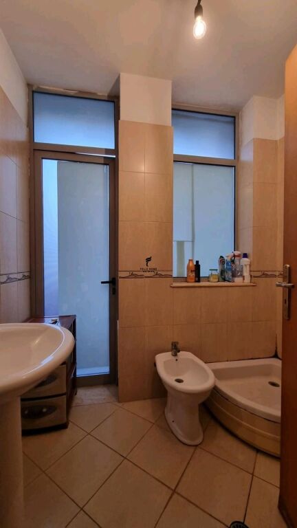 UFFICIO IN AFFITTO 107 M2 COMUNE DI PARIGI 57.000 LEKE FH-81576