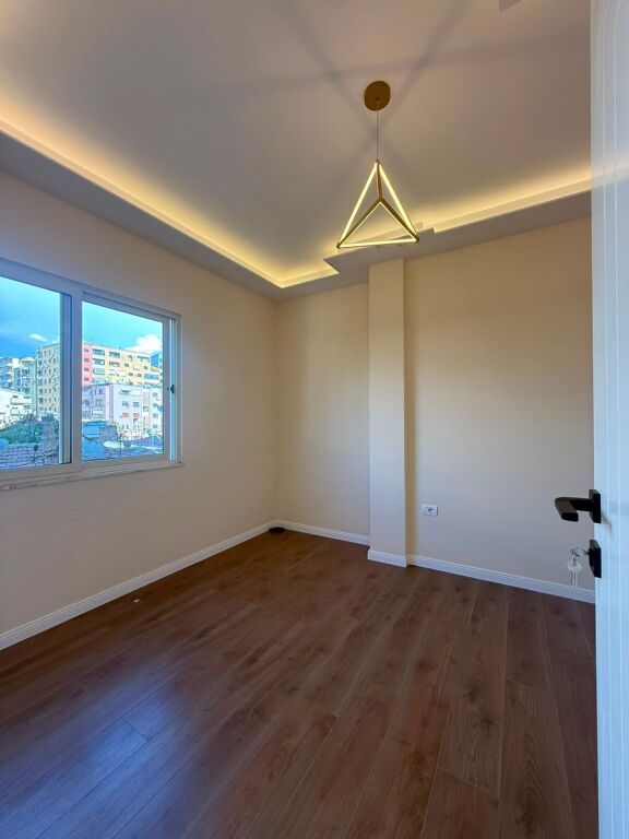 Shitet Apartament 2+1+2 në Ish Rajon, Lagja 6- Durres!