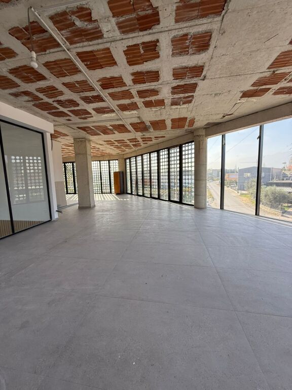 🏢 Edificio Commerciale in Affitto – Autostrada Tirana–Durrës