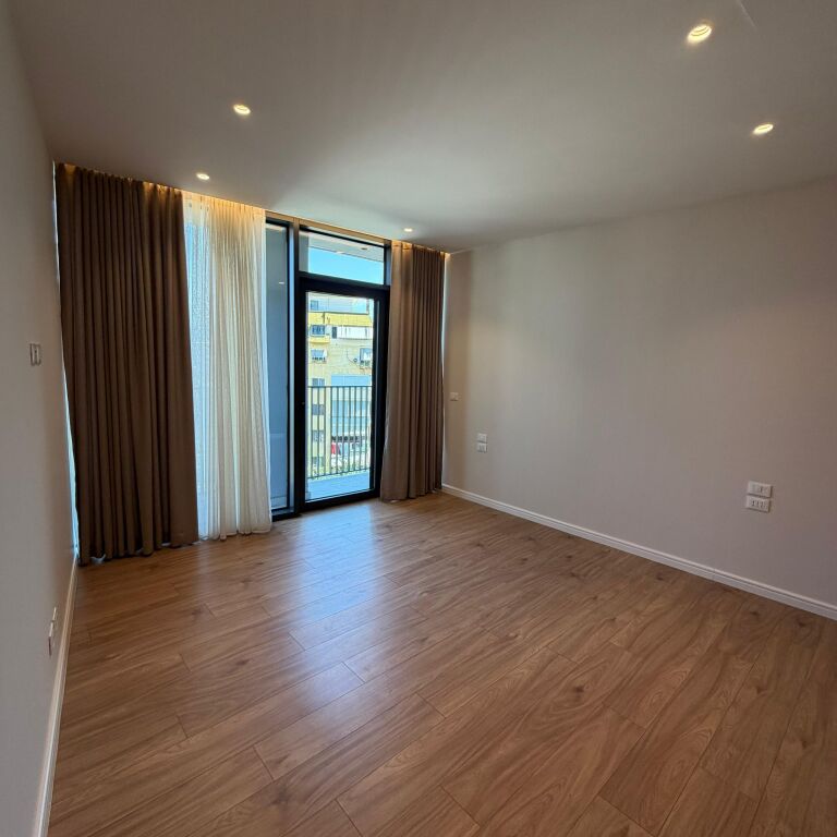 🏢✨ LOCALE UFFICIO IN AFFITTO – 3 AMBIENTI + POSTO AUTO | VISTA LAGO ✨🏢