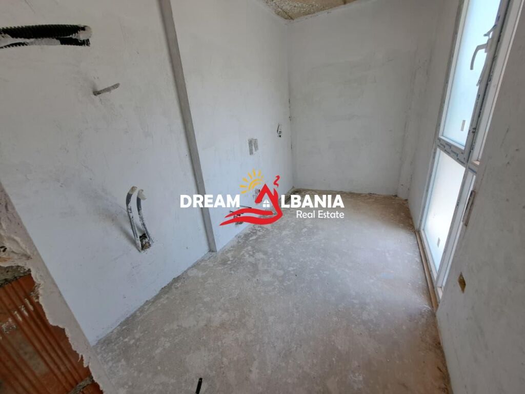 Appartamento duplex 3+1 in vendita presso il lago prosciugato vicino all’Hotel Radisson a Tirana (ID 5131001)