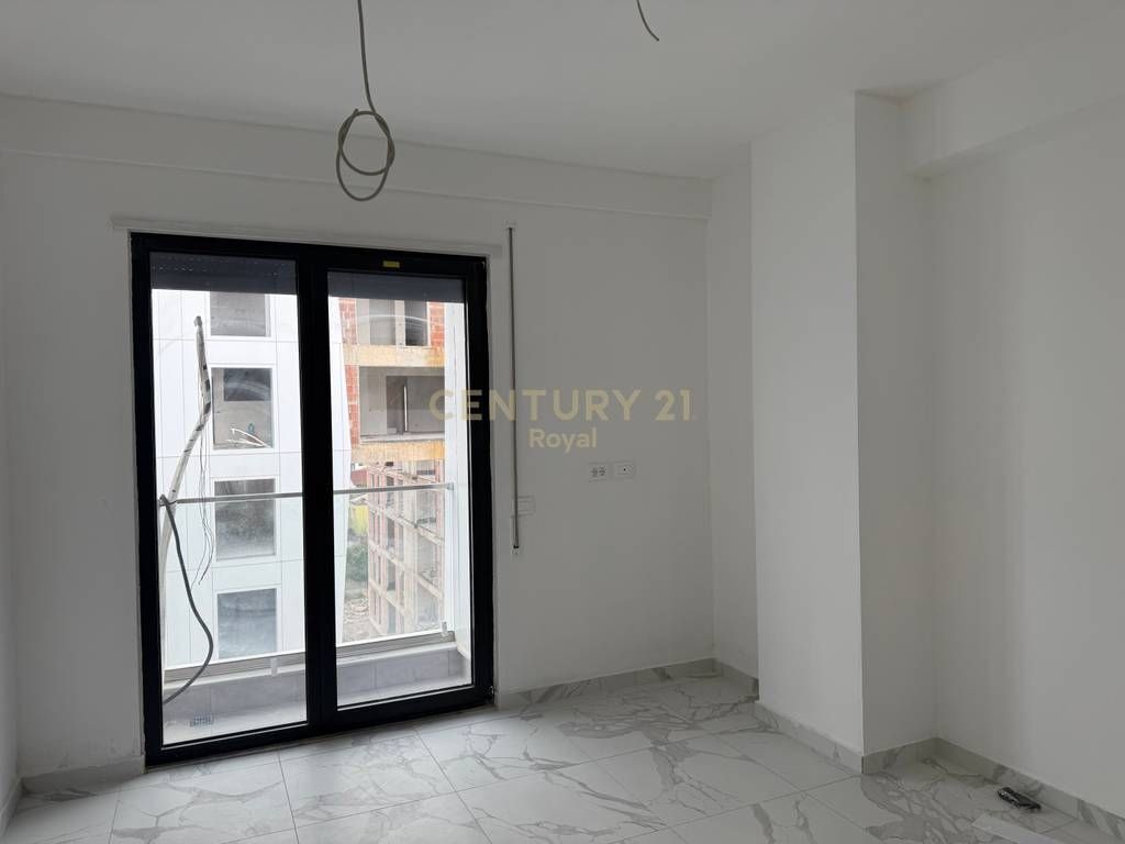 Locale in affitto vicino a Porcelan 2