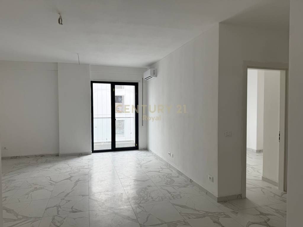 Locale in affitto vicino a Porcelan 2