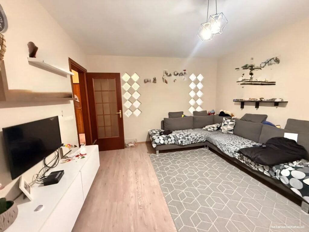 Apartament me qera 2+1 tek Komuna e Parisit (ID B2201974) Tirane