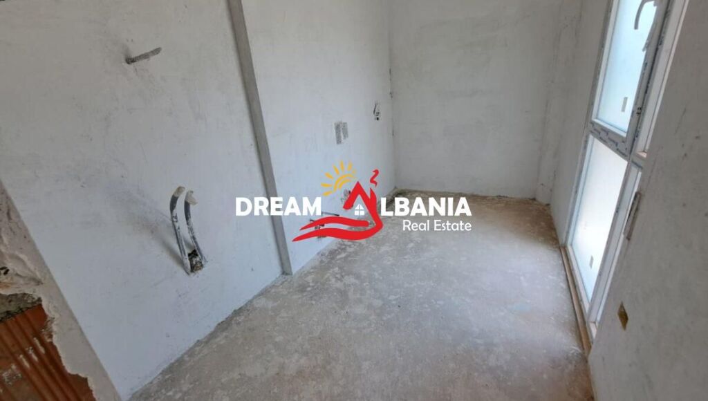 Duplex 3+1 in vendita vicino al Lago Secco vicino al Radisson Hotel a Tirana (ID 5131001)