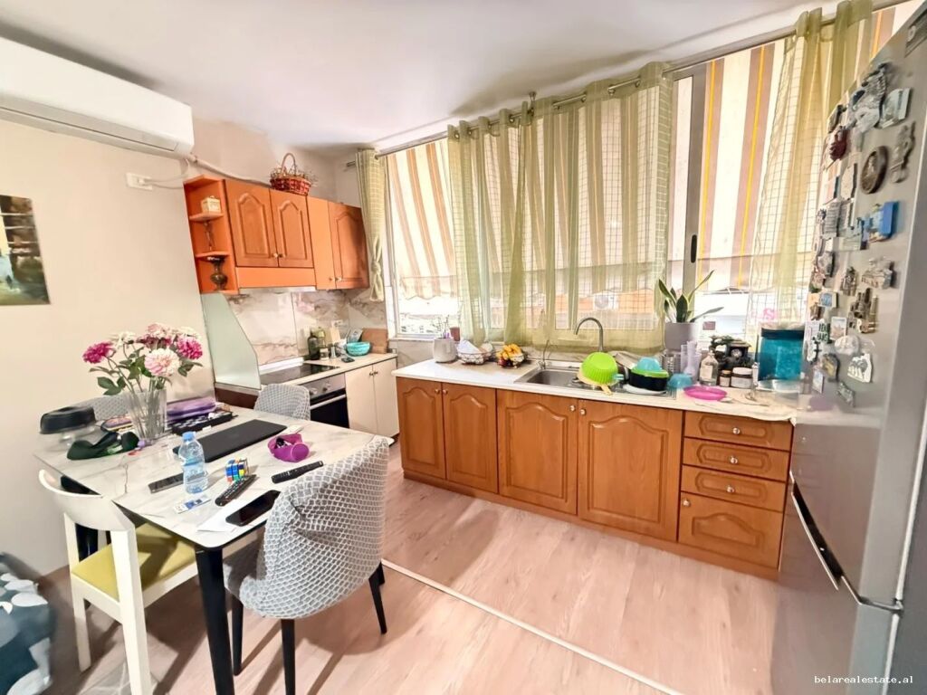 Apartament me qera 2+1 tek Komuna e Parisit (ID B2201974) Tirane