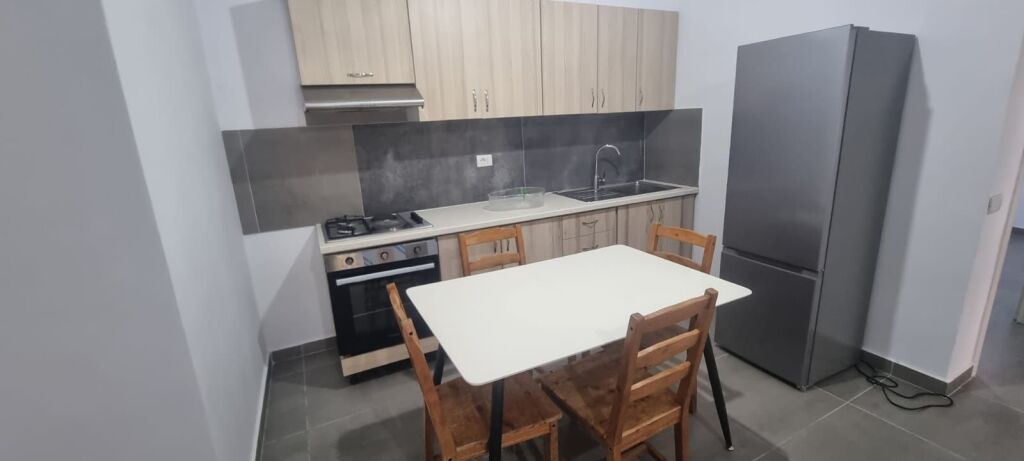 Jepet me qera apartament 2+1 pranë rrethrrotullimit të Selitës.