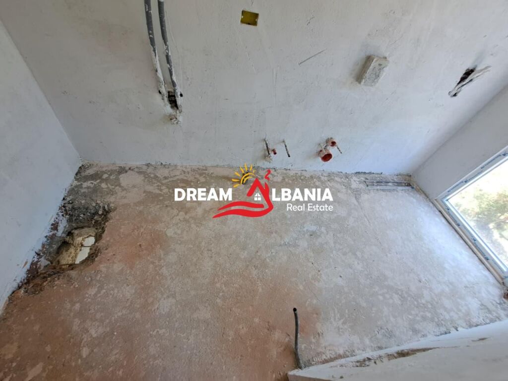 Appartamento duplex 3+1 in vendita presso il lago prosciugato vicino all’Hotel Radisson a Tirana (ID 5131001)