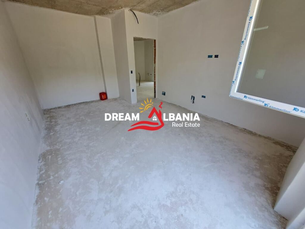 Appartamento duplex 3+1 in vendita presso il lago prosciugato vicino all’Hotel Radisson a Tirana (ID 5131001)