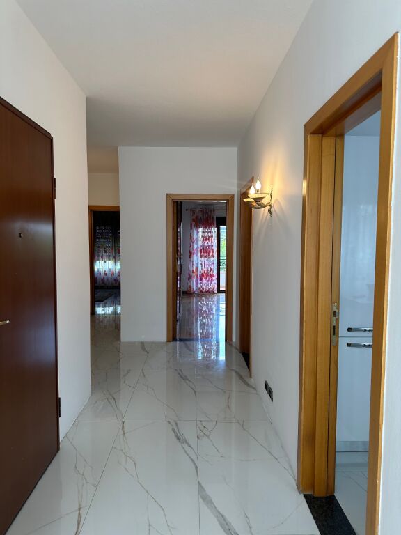 Apartment 3+2+1 for office or residence on Elbasan street