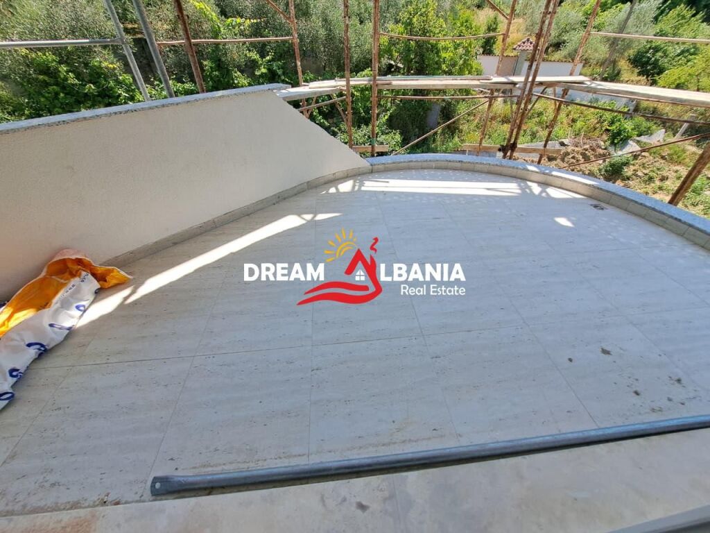 Appartamento duplex 3+1 in vendita presso il lago prosciugato vicino all’Hotel Radisson a Tirana (ID 5131001)