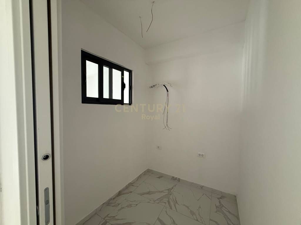 Locale in affitto vicino a Porcelan 2