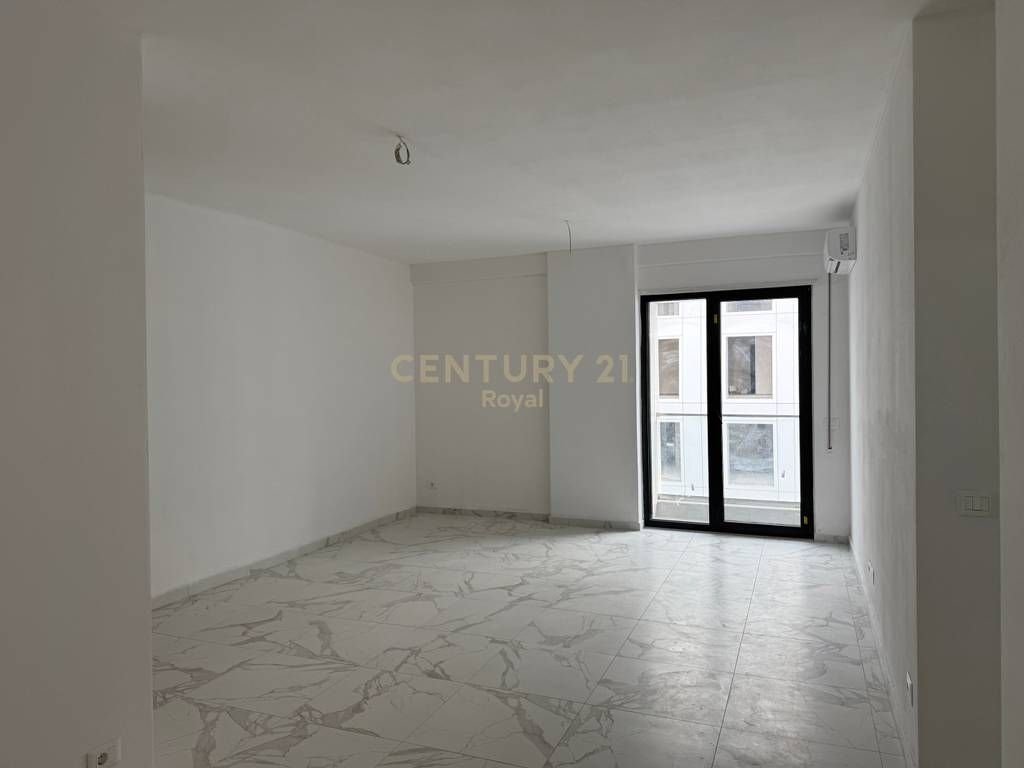 Locale in affitto vicino a Porcelan 2