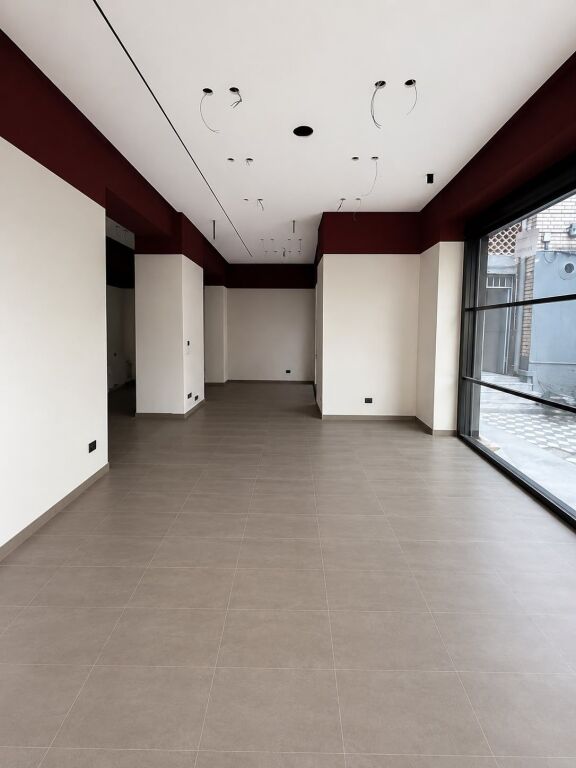 🏢 LOCALE COMMERCIALE PREMIUM IN AFFITTO – 21 DHJETORI, STRADA PRINCIPALE 📍