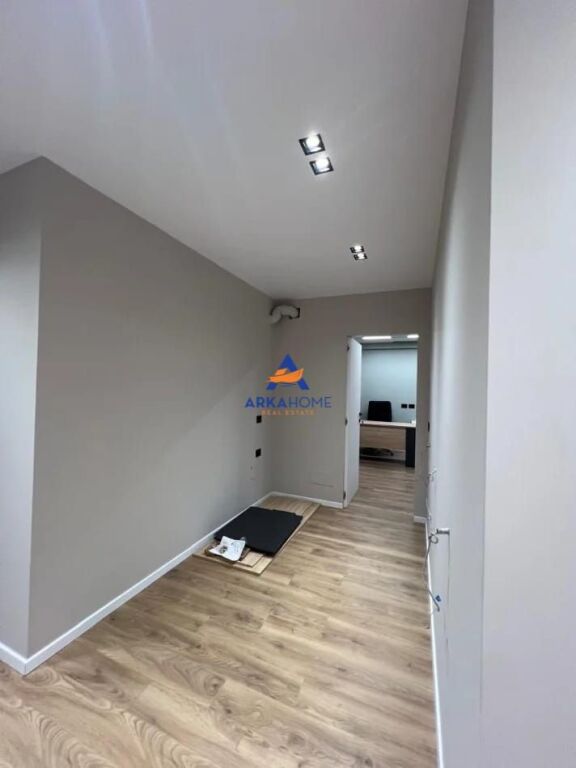 JEPET ZYRE ME QERA 100M2 "KOPSHTI BOTANIK" 900 EURO