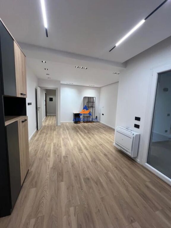 JEPET ZYRE ME QERA 100M2 "KOPSHTI BOTANIK" 900 EURO