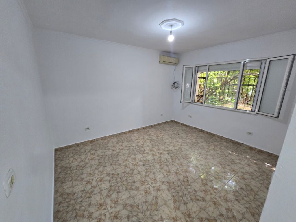 Vendesi 2 ambienti negozio + monolocale a 21 Dhjetori