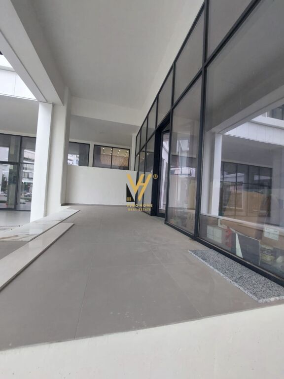 AFFITTASI NEGOZIO 100 M2 IN ZONA KOMUNA PARISIT 2.500 EURO