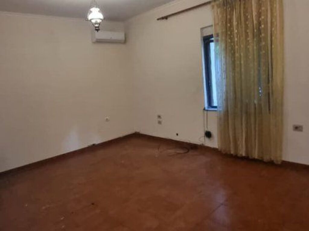 In vendita, Appartamento 3+1+2+Ripostiglio, Via Kavaja, Tirana