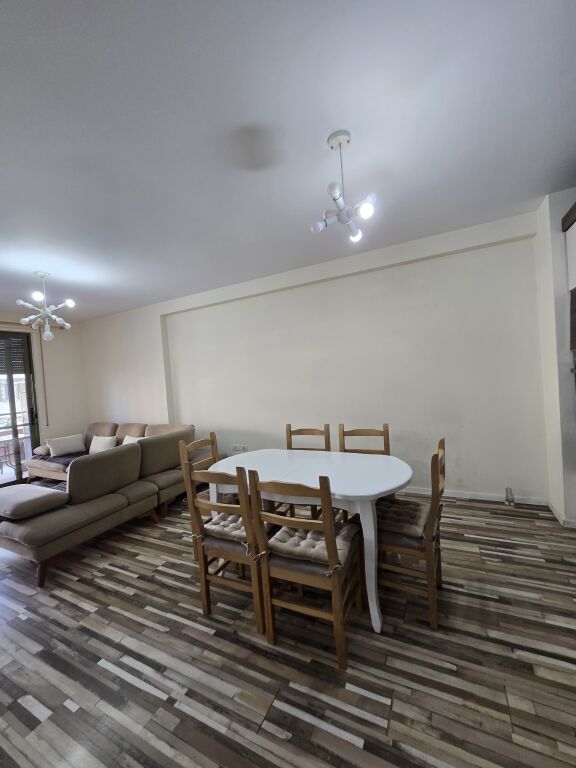 Appartamento in vendita 2+1 a Komuna e Parisit