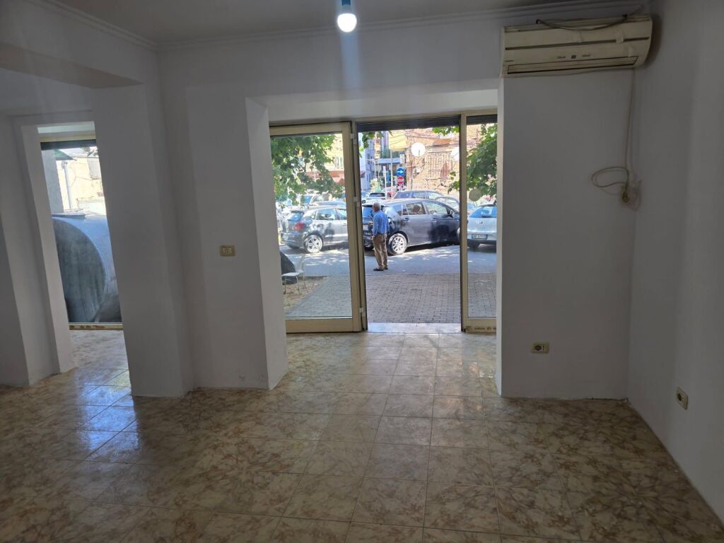 Vendesi 2 ambienti negozio + monolocale a 21 Dhjetori