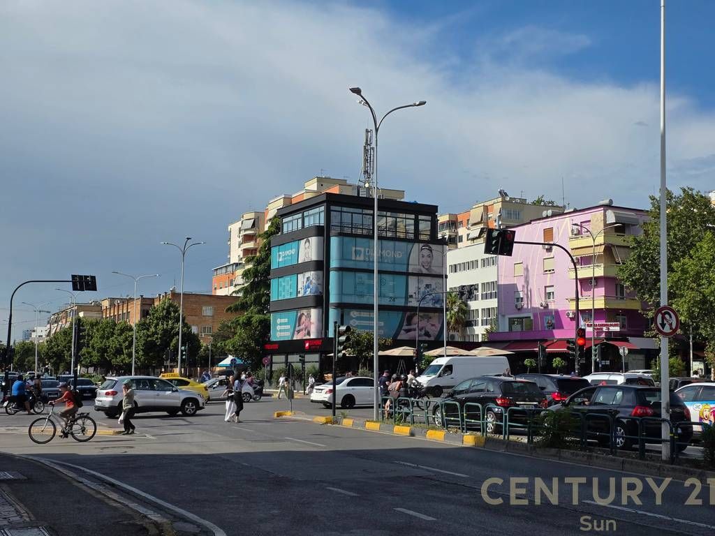 UFFICIO/AMBIENTE COMMERCIALE IN AFFITTO VICINO A 21 DHJETORI