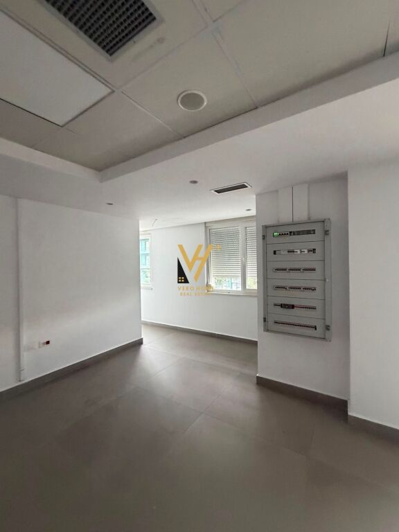 JEPET ZYRE 448 M2 ME QERA TE KIKA 2, KOMUNA PARISIT 7.000 EURO
