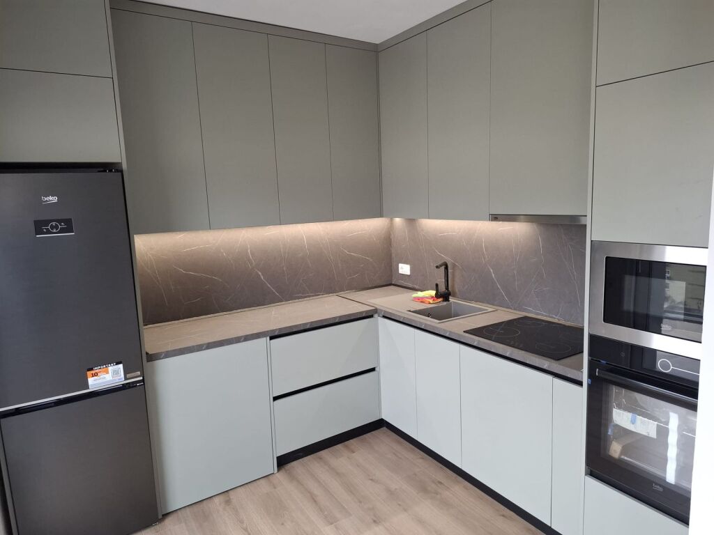 📌 Aparament 2+1+2+🅿️ me Qira – Pranë Shkollës së Kuqe