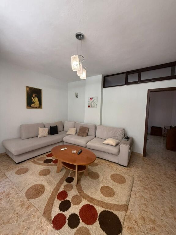 🏡 Apartament 1+1 me qira pranë Gjykatës  🍽️ Kuzhinë e veçuar