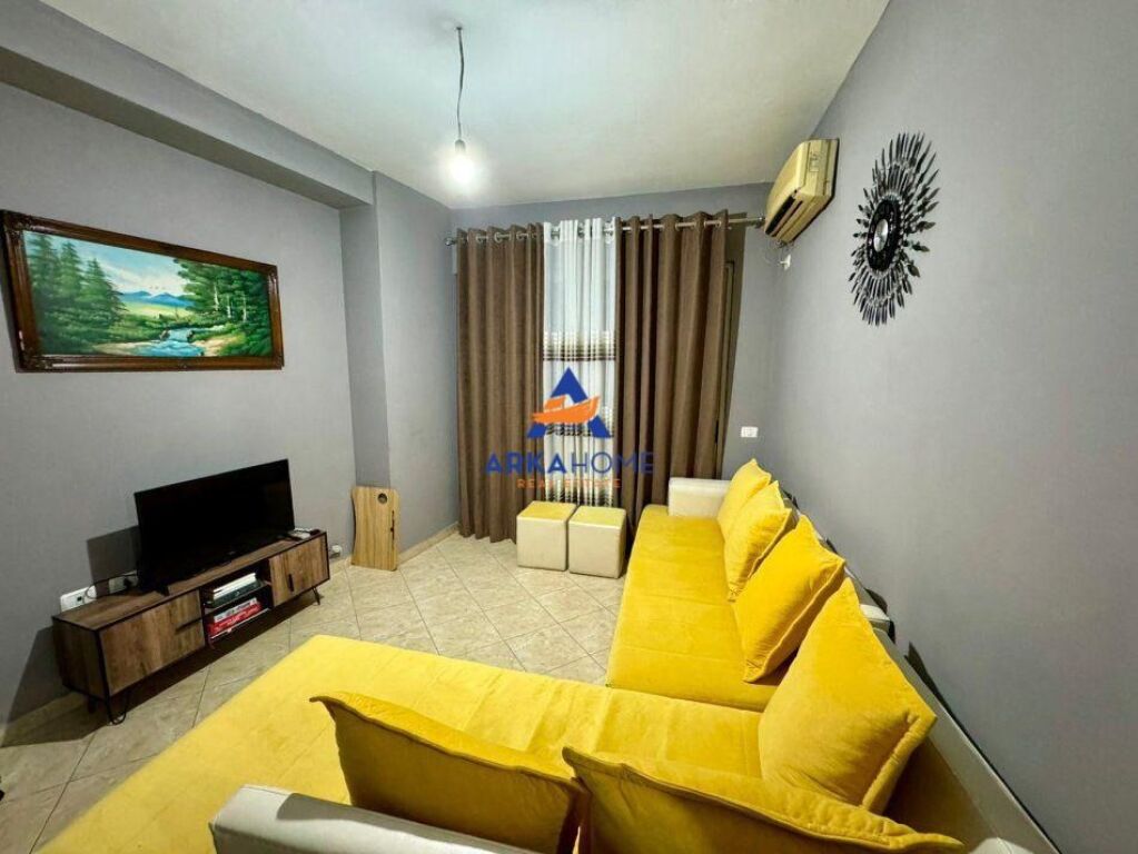 JEPET ME QIRA APARTAMENT 1+1+BALLKON "UNAZA E RE, AFËR BAR RETURN" 45.000 LEKE