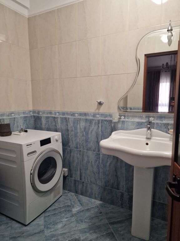 🏢Via Barrikadave, vicino all'Hotel Areela, si affitta appartamento 2+1+2, arredato. 90.000 Leke