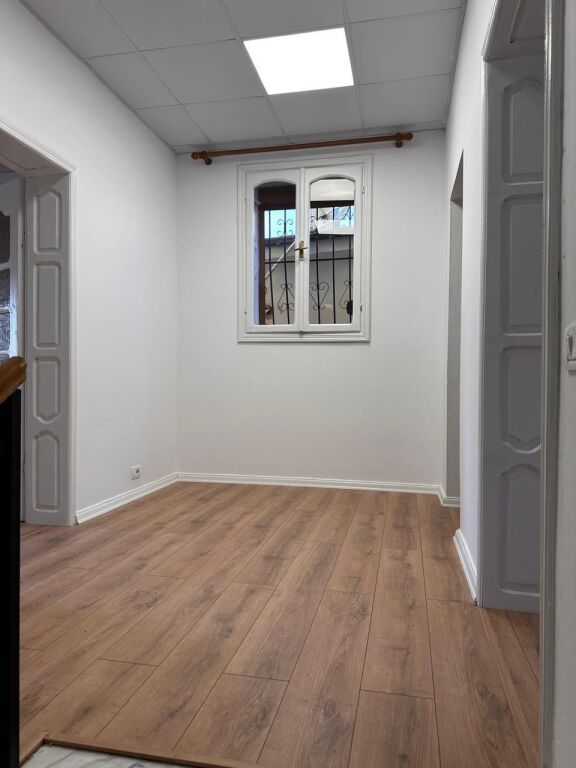 3-storey villa + 2 parking spaces for rent at Xhamlliku, Oxhaku.
