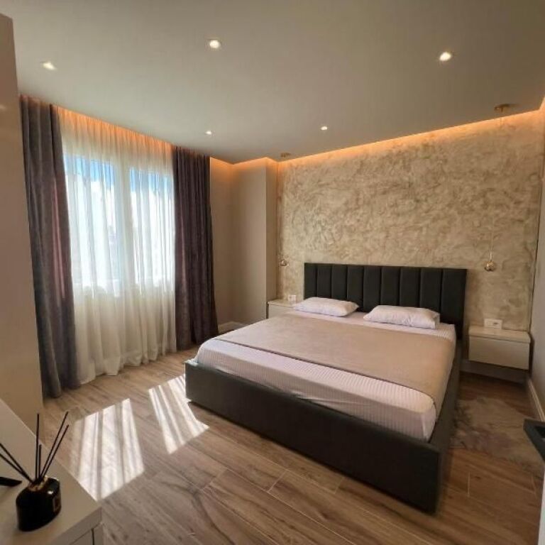 Komuna e Parisit- jepet me qera apartament modern 2+1+2.