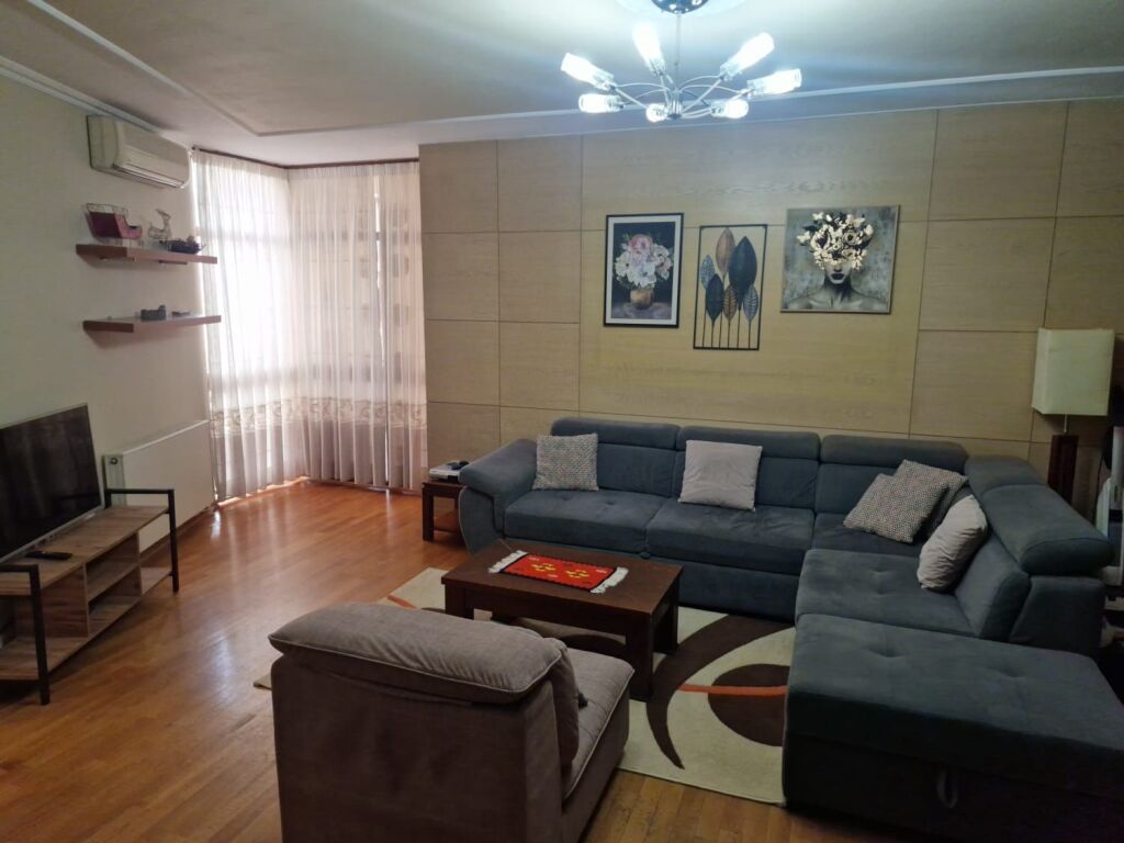 🏢Via Barrikadave, vicino all'Hotel Areela, si affitta appartamento 2+1+2, arredato. 90.000 Leke