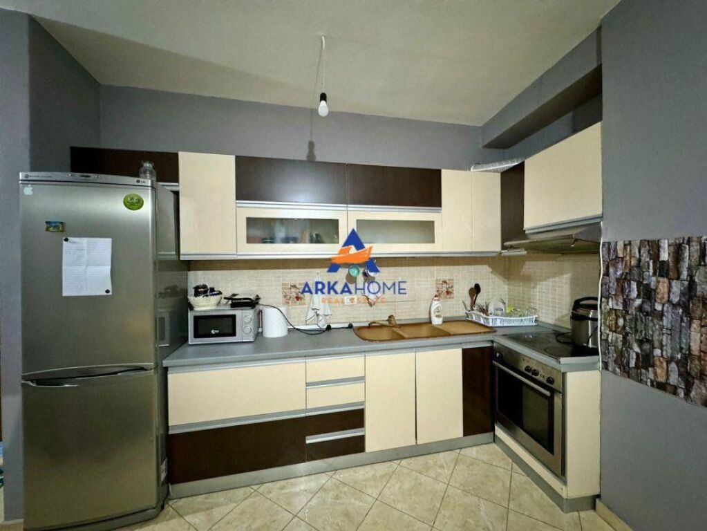 JEPET ME QIRA APARTAMENT 1+1+BALLKON "UNAZA E RE, AFËR BAR RETURN" 45.000 LEKE