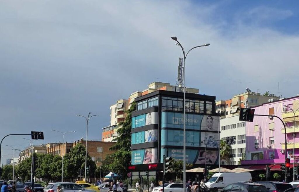 UFFICIO/AMBIENTE COMMERCIALE IN AFFITTO VICINO A 21 DHJETORI