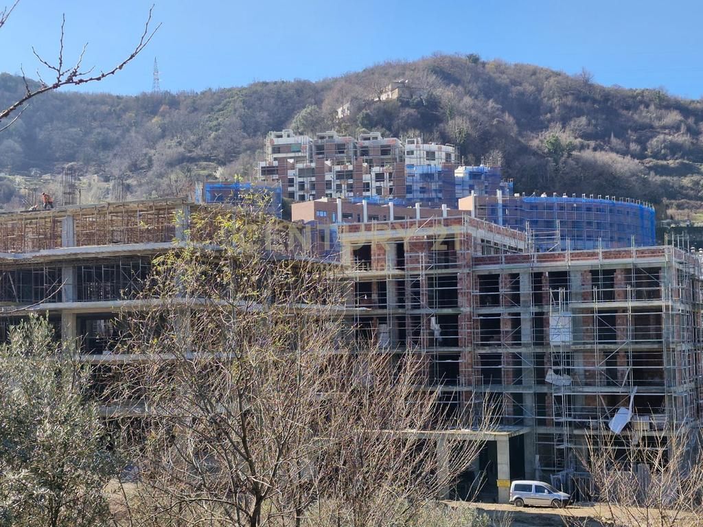 Appartamento 2+1+2 + 98m2 veranda in vendita presso Residenca Kodra e Diellit 2!