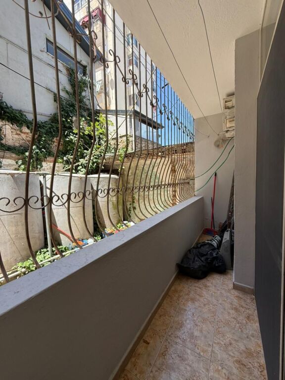 🏡 Apartament 1+1 me qira pranë Gjykatës  🍽️ Kuzhinë e veçuar