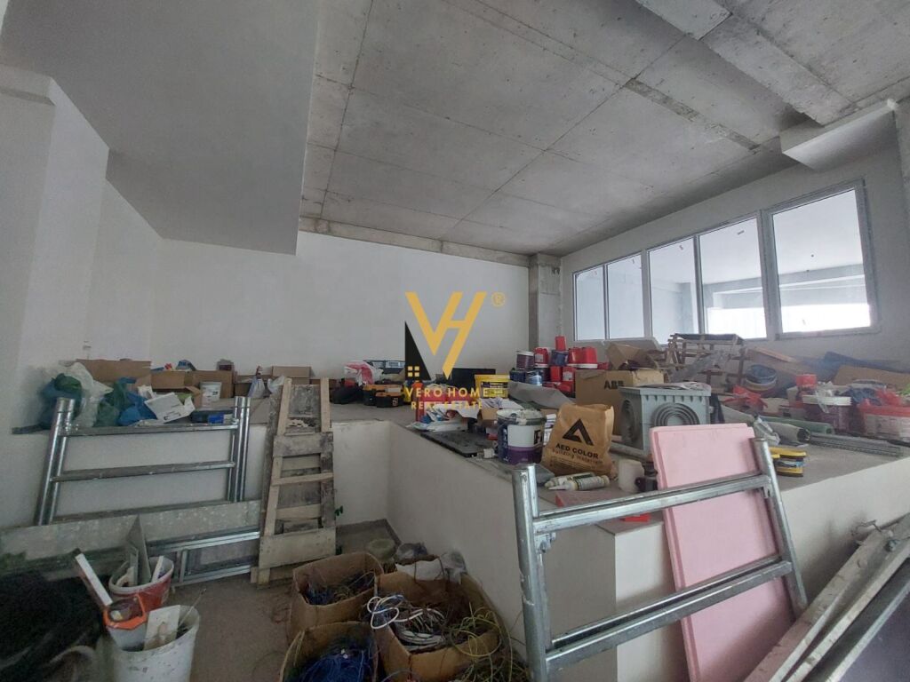 AFFITTASI NEGOZIO 100 M2 IN ZONA KOMUNA PARISIT 2.500 EURO