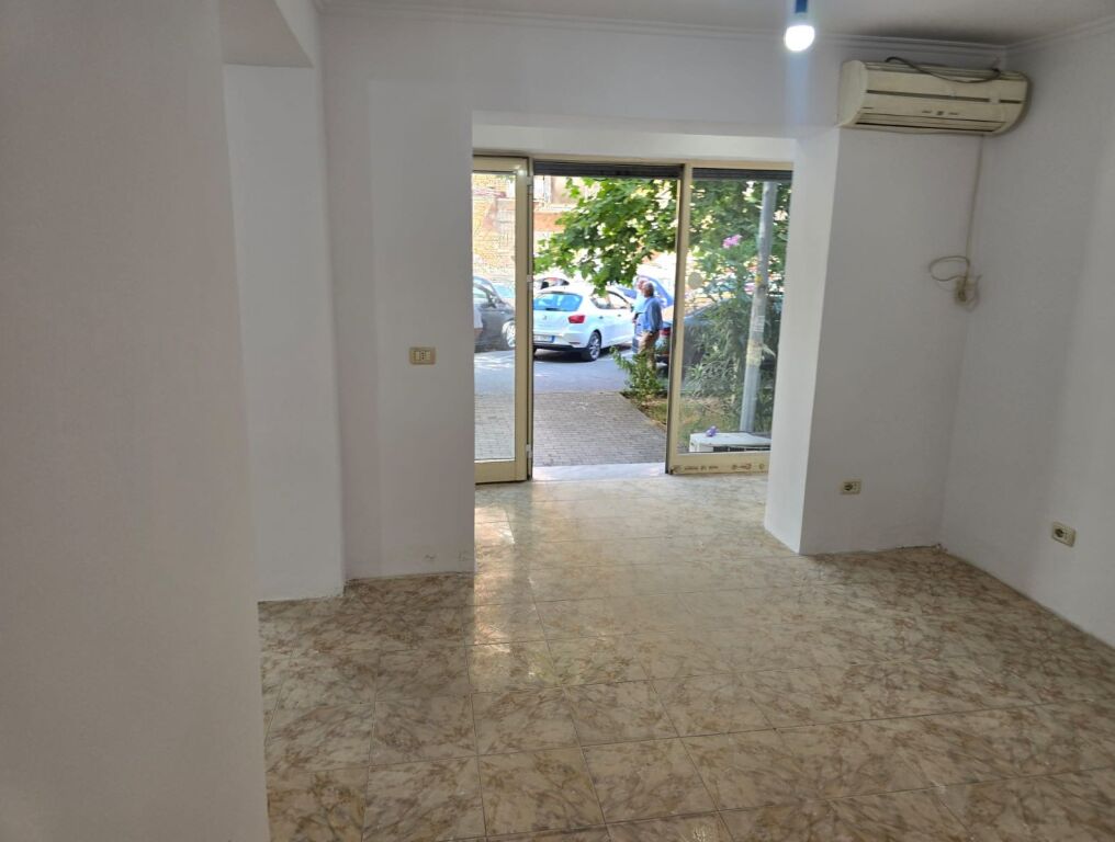 Vendesi 2 ambienti negozio + monolocale a 21 Dhjetori